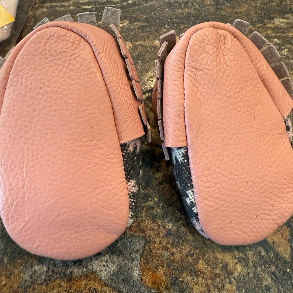 Baby girl moccasins - Picture 2 of 2